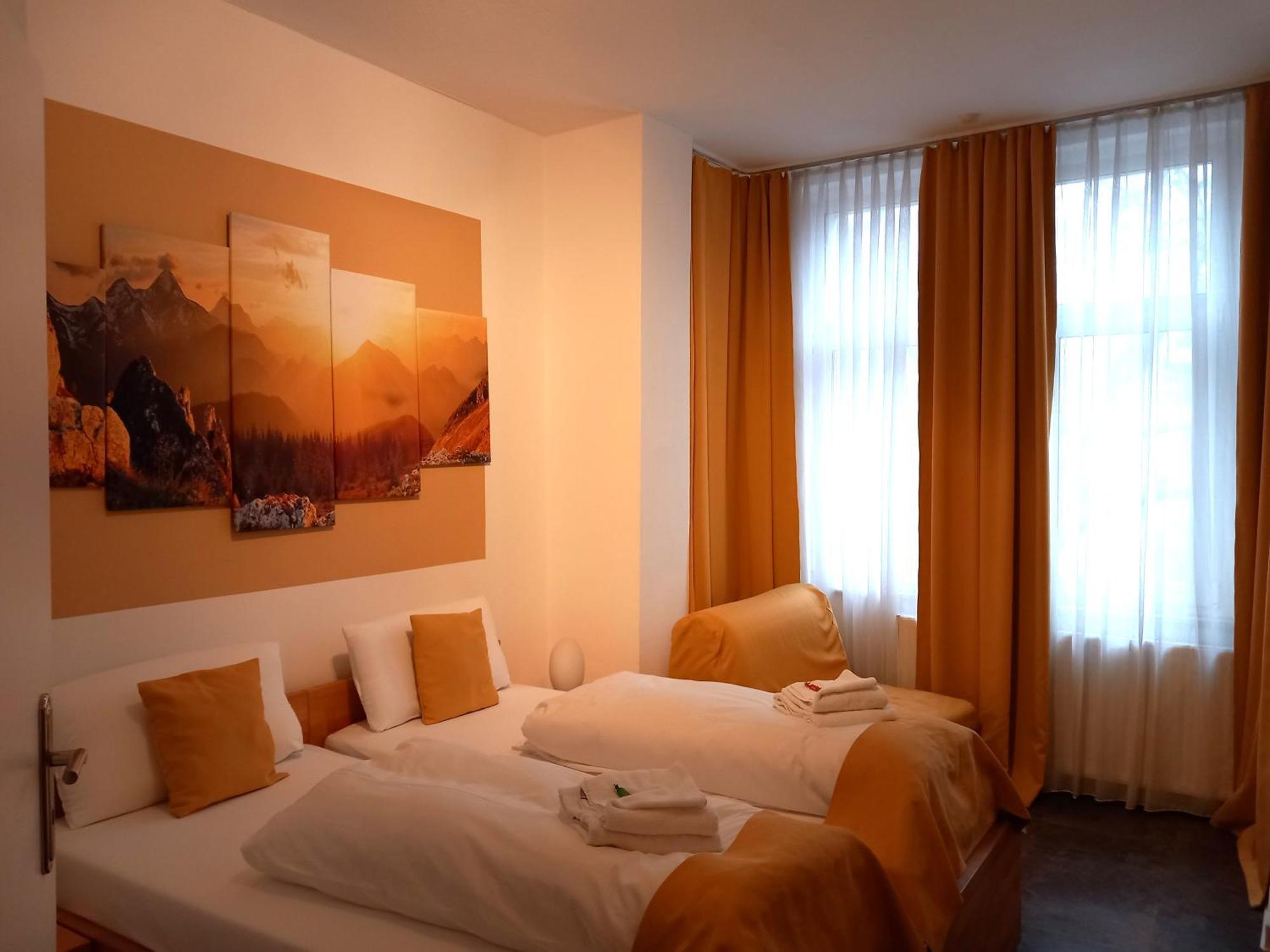 Hotel Karolinger - Self Check-In, Dusseldorf